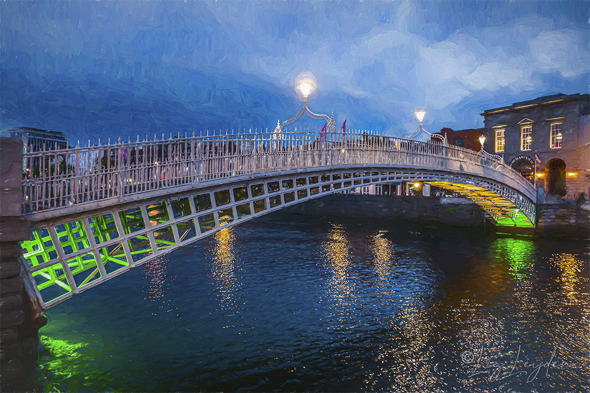 Ha'penny Bridge, Dublin, at night